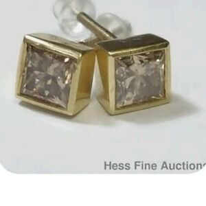 18 Kt Gold 1.55 Ct Mocha Princess Diamond Stud Screw Back Earrings.
